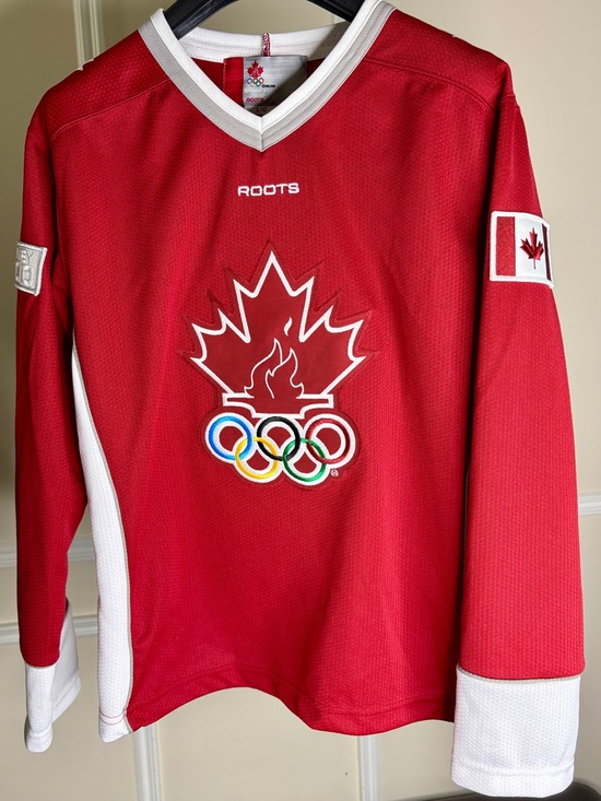 Roots Tops - Vintage Roots Team Canada Women’s Sydney 2000 Olympics Hockey Jersey